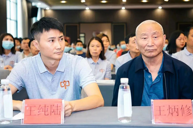 厚道文中，捧起“貴州優(yōu)秀企業(yè)家”大獎